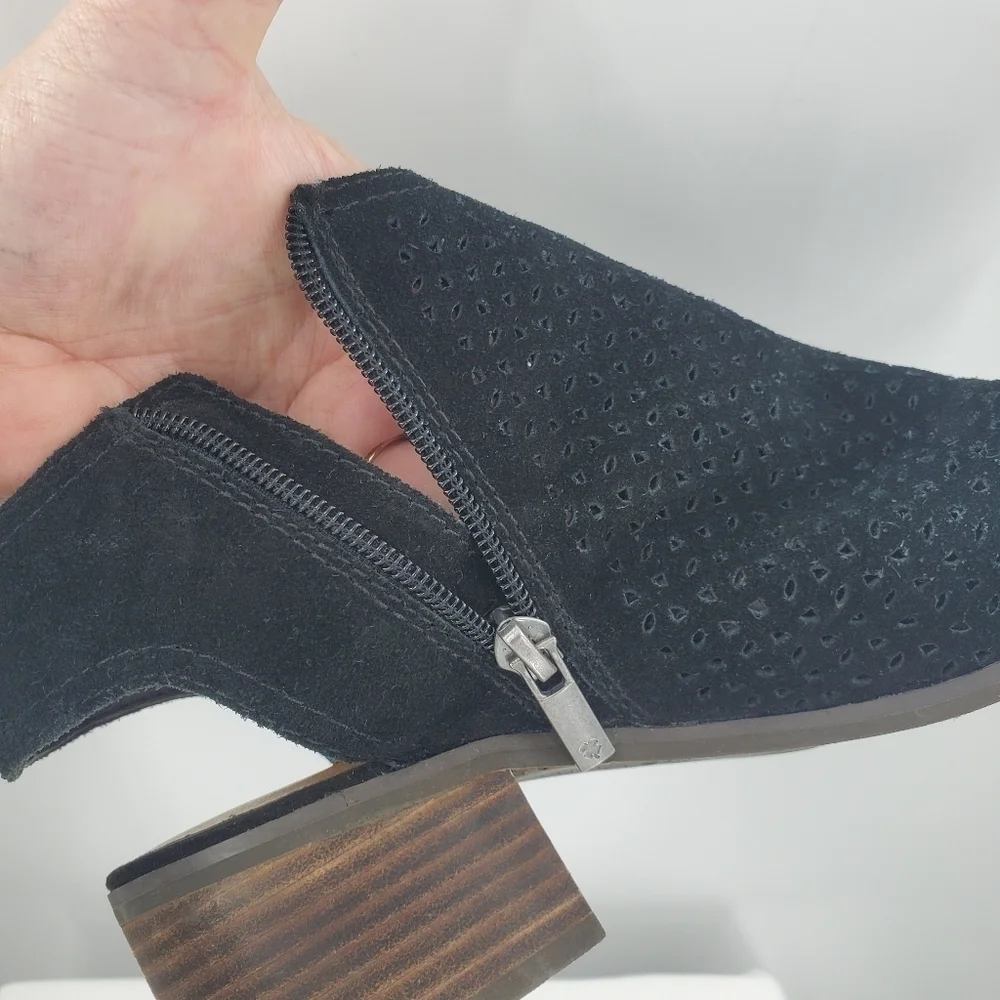 Lucky Brand black diamond cut out open toe suede sandals 9